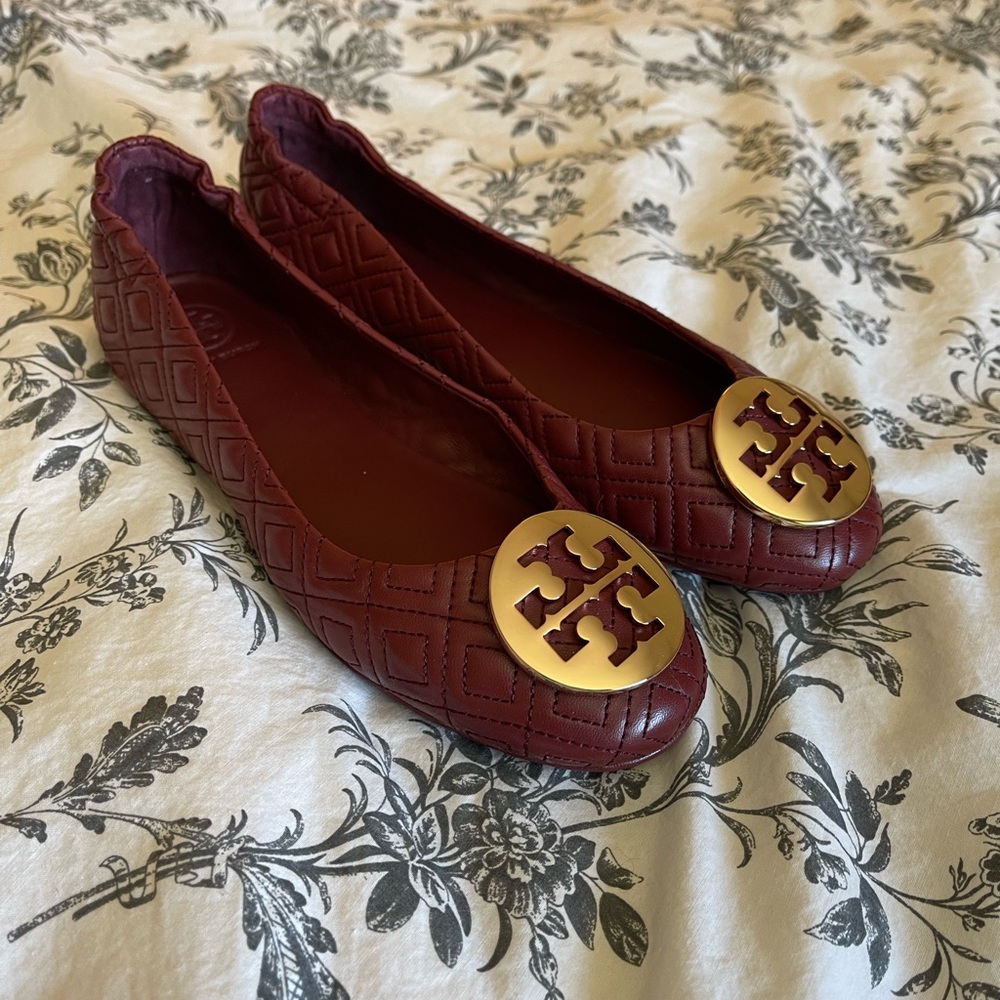 NIB Tory Burch Minnie ballet flats/metal logo